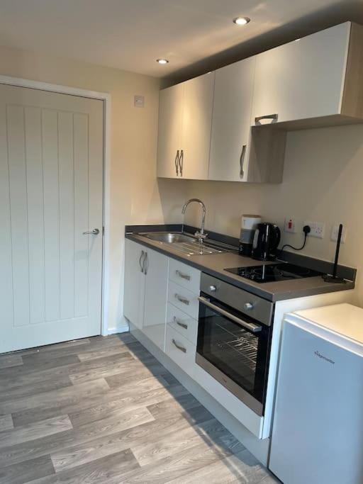 Lovely 1 Bedroom Studio Apartment - Merthyr Tydfil Buitenkant foto