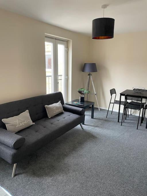 Lovely 1 Bedroom Studio Apartment - Merthyr Tydfil Buitenkant foto