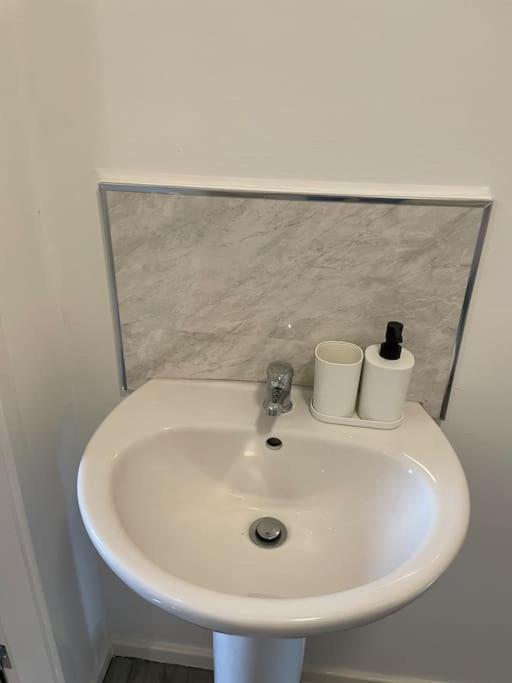 Lovely 1 Bedroom Studio Apartment - Merthyr Tydfil Buitenkant foto